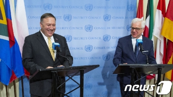 [사진] 폴란드 외교장관과 기자회견하는 폼페이오