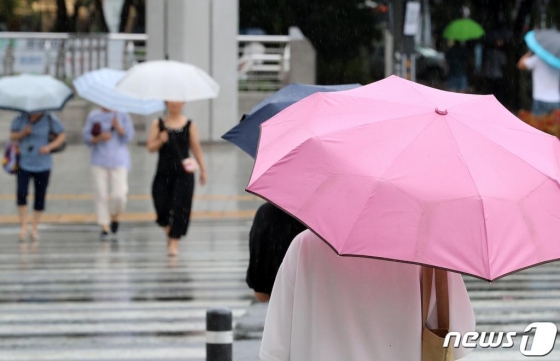 지난 15일 오후 대구 전역에 비가 내리고 있다. 달구벌대로 신매역 인근 횡단보도에서 시민들이 우산을 펼쳐 들고 발걸음을 재촉하고 있다./사진=뉴스1