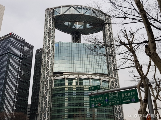 서울 종각역 앞 종로타워 전경. 최상층부에 건물에 입주한 공유오피스 브랜드 위워크가 달려있다. /사진=머니투데이 DB