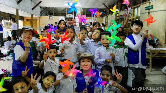 삼성물산 임직원 해외봉사단은 미얀마 달라 지역 초등학교를 방문해 교육 시설 개보수 활동을 실시했다./사진제공=삼성물산
