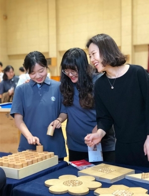 (사진 오른쪽에서 첫번째) 천화옥 강사가 하남고등학교에서 프로그램에서 참여한 학생들과 수학을 즐기고 있다./사진제공=수학사랑