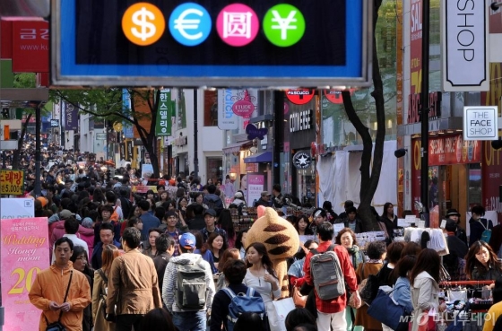 서울 중구 명동에 외국인 관광객들이 붐비고 있다. /사진=머니투데이DB