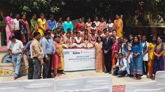 22일(현지시간) 인도 델리‘NDMC 종합학교’에서 열린 교육환경 개선 공사 준공식에서 관계자들이 기념촬영을 하고 있다./사진제공=현대로템