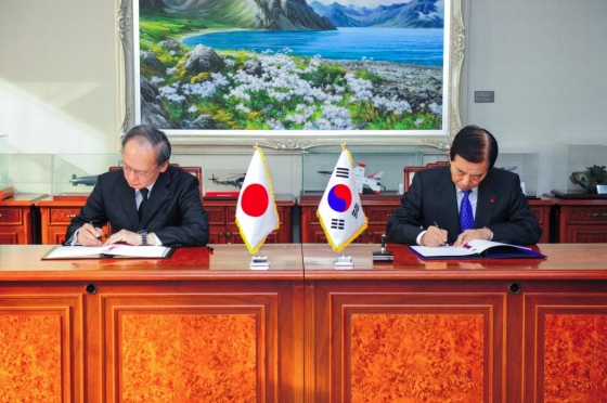 2016년 11월23일 서울 용산구 국방부에서 한민구 당시 국방부 장관(오른쪽)과 나가미네 야스마사 주한 일본대사가 군사비밀정보보호협정(GSOMIA)에 서명하고 있다. /사진=AFP통신