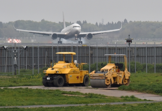 일본 도쿄 나리타 국제공항 활주로에서 비행기가 이륙하고 있다. /사진=AFP