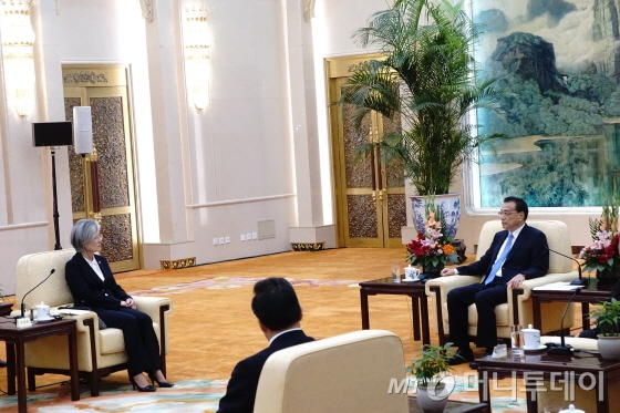 22일 오전 중국 베이징의 인민대회당에서 강경화 외교부 장관이 리커창 중국 총리와 면담하고 있다. /사진=베이징 공동취재단<br>
