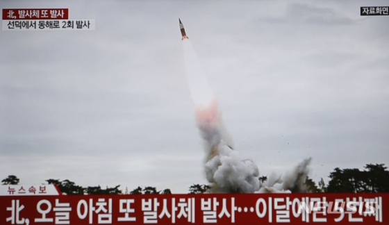 합동참모본부는 24일 "북한이 오늘 아침 함경남도 선덕 일대에서 동해상으로 미상 발사체를 2회 발사했다"고 밝혔다.  2019.08.23. (사진=YTN 캡쳐) / 사진 = 뉴시스 