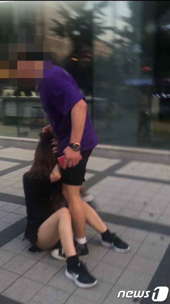 하 한국인 남성이 서울 홍익대 거리에서 일본인 여성을 폭행하는 모습. (트위터 캡처) /사진=뉴스1