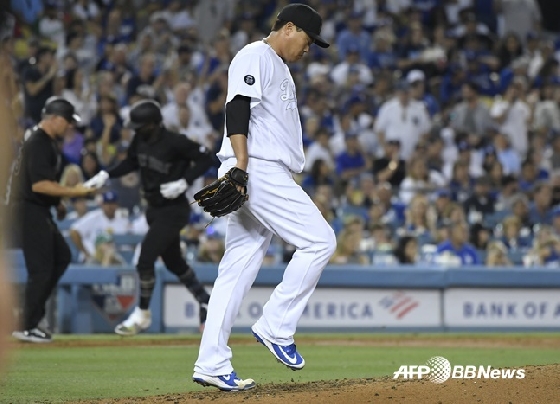 류현진이 양키스전 5회 디디 그레고리우스에게 만루홈런을 허용한 뒤 고개를 숙이고 있다. /AFPBBNews=뉴스1
