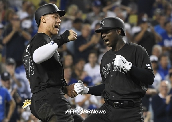 뉴욕 양키스의 애런 저지(왼쪽)가 5회 만루 홈런을 치고 홈인한 디디 그레고리우스와 함께 기뻐하고 있다.  /AFPBBNews=뉴스1