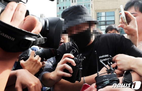 [사진] 일본 여성 폭행한 한국남성 '경찰 조사 마치고'