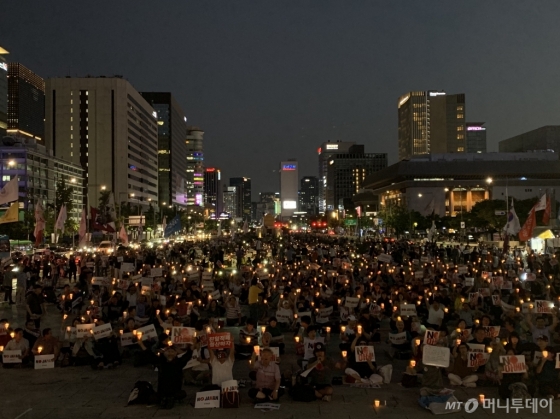 24일 저녁 7시쯤 아베규탄시민행동 6차 촛불집회에 참석한 시민들이 촛불을 들고 함성을 외치고 있다/사진= 임찬영 기자