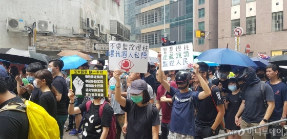 24일 홍콩 쿤퉁 지역에서 시위대가 송환법에 반대하는 시위를 벌이고 있다. / 사진=이태성