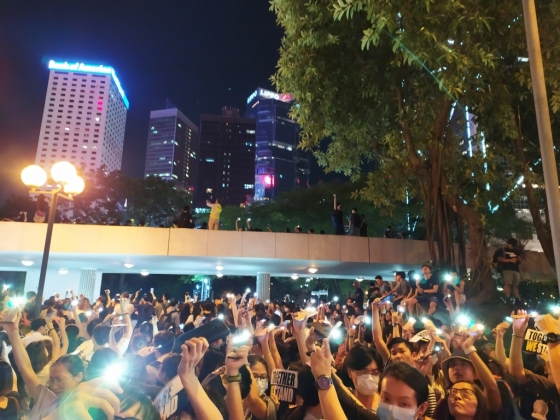 지난 23일(현지시간) 밤 거대한 인간 띠 잇기 시위에 참여한 홍콩 시민들이 각자 손전등 기능을 킨 스마트폰을 높이 들고 중국과의 '범죄인 인도 협정' 체결 계획 폐기 등으로 요구하고 있다. /사진=유희석 기자