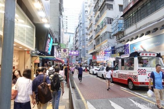 지난 24일(현지시간) 홍콩의 상업 지역 몽콕역 주변 거리를 지나는 관광객과 시민들. /사진=유희석