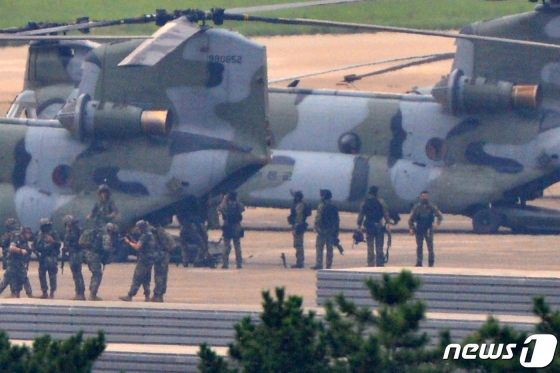 (포항=뉴스1) 최창호 기자 = 25일 오전 해군이 동해 영토수호훈련을 시작한 가운데 해병대원들과 특수부대원들이 경북 포항공항에서 독도로 이동하기 위해 육군 대형수송헬기 치누크(CH-47)에 탑승하고 있다. 병력 중에는 해병대원들과 다른 복장을 한 특수부대원들도 포함돼 있는 것으로 알려졌다. 독도방어훈련은 26일까지 실시된다. 2019.8.25/뉴스1  