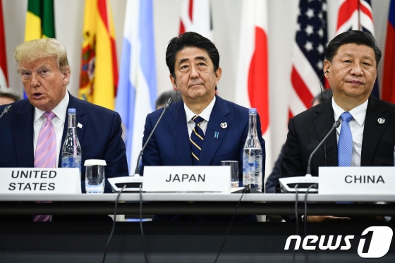 (오사카 AFP=뉴스1) 우동명 기자 = 도널드 트럼프 미국 대통령과 아베 신조 일본 총리, 시진핑 중국 국가주석이 28일(현지시간) 오사카 G20 정상회의에 참석을 하고 있다.    © AFP=뉴스1  