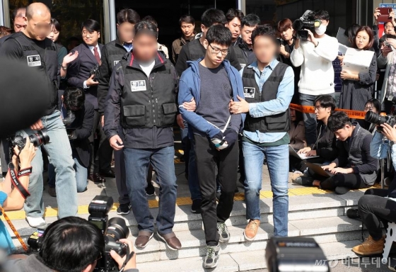  강서구 PC방에서 아르바이트생을 살해한 혐의를 받고있는 김성수(29)가 22일 오전 공주 치료감호소로 가기위해 서울 양천경찰서를 나서고 있다. / 사진=김휘선 기자 tndejrrh123@