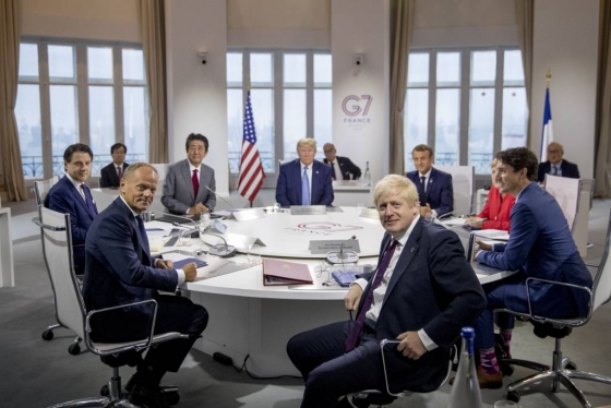 G7 정상회담에 참여한 각국 정상들. 안쪽 주재석의 마크롱 프랑스 대통령을 위시해 왼쪽으로 트럼프 미국 대통령, 아베 일본 총리, 콩테 이탈리아 총리, 투스크 유럽연합 정상회의상임의장, 존슨 영국 총리, 트뤼도 캐나다 총리 및 메르켈 독일 총리 순으로 앉아 있다. EU 두 대통령은 정식 멤버로 G7회의에 참여하나 융커 집행위원장은 병중으로 불참했다./사진=뉴시스