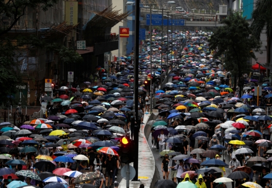 25일 홍콩 카이청 운동장에서 췌엔완 공원까지 우산을 들고 행진하는 시위대. /사진=로이터