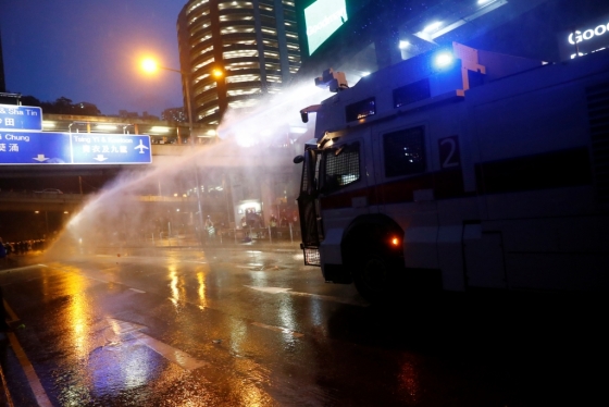 25일 경찰은 홍콩 시위 사상 처음으로 물대포 차 2대를 배치했다. /사진=로이터
