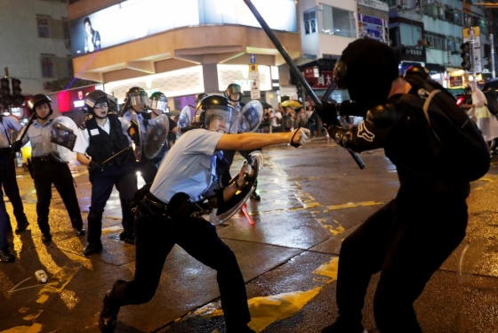 25일 홍콩 경찰과 시위대가 대치하는 모습. /사진=로이터