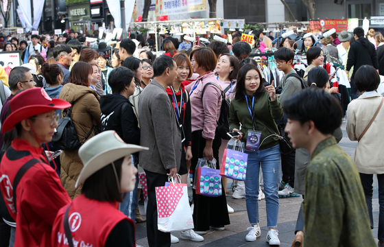 서울 중구 명동거리에서 중국인 관광객들이 구경을 하고 있다. 기사와 관련 없음. /사진=뉴스1