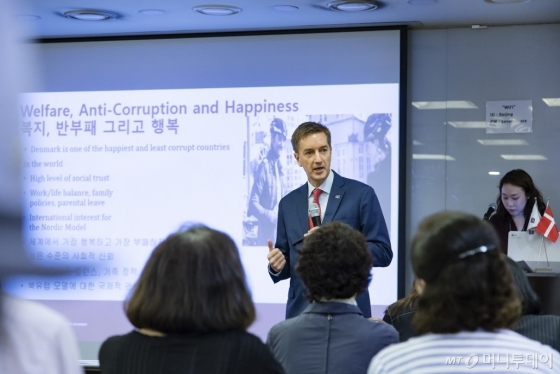 토마스 리만 주한 덴마크 대사가 열린캠퍼스에서 강의를 하고 있는 모습./사진=서울시 제공