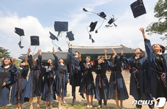 [사진] 학사모 던지는 졸업생들, '더 큰 세상으로!'