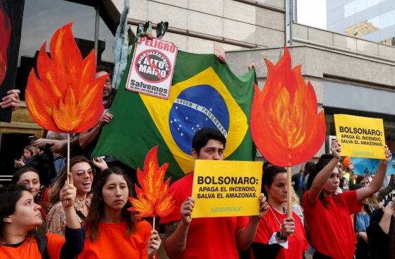 칠레 산티아고에서 시민들이 보오소나루 브라질 대통령에 아마존 화재에 대해 책임을 묻는 시위를 벌이고 있다. /사진=로이터