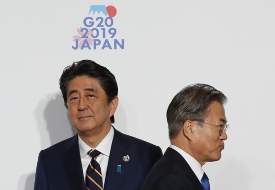 지난 6월 주요20개국(G20) 정상회의에서 만난 문재인 대통령과 아베 신조 일본 총리. /사진=AFP