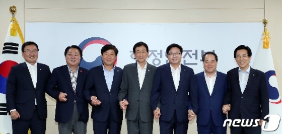 [사진] 진영 장관, '전국 시장·군수·구청장협의회 임원진과 손잡고'