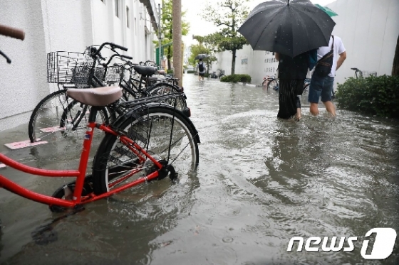 28일 오전 일본 규슈 북부지역에 기록적인 폭우가 쏟아졌다. © AFP=뉴스1