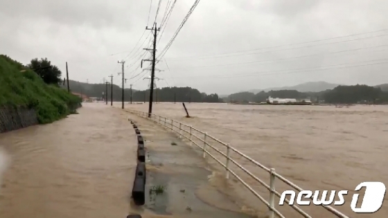 일본 사가현 마쓰우라강이 범람해 도로로 물이 흘러들고 있다. © 로이터=뉴스1