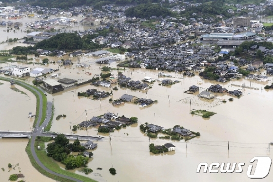 일본 사가현 다케오시 한 저지대 마을이 집중 호우로 침수됐다. © 로이터=뉴스1