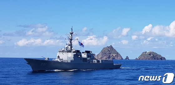 (독도=뉴스1) 최창호 기자 = 해군이 동해 영토수호훈련을 시작한 25일 오전 대한민국 해군 이지스구축함 세종대왕함(DDG-991)이 독도 해역에 대한 해상 경계활동을 하고 있다. 이번 훈련은 26일까지 실시된다. (해군본부 제공)2019.8.25/뉴스1  