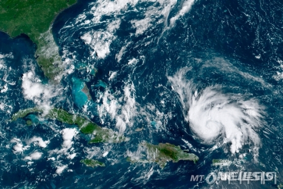 29일(현지시간) 미국립해양대기국(NOAA)이 제공한 위성사진에 나타난 허리케인 '도리안'의 모습/ 사진=AP/뉴시스
