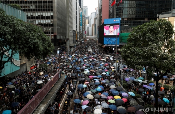 31일 거리를 가득 메운 홍콩 시민들. /사진=로이터