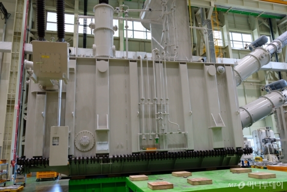 LS산전 부산사업장에 500kV급 변환용 변압기가 완성된 모습. 무게가 200t에 달한다. /사진=박소연 기자