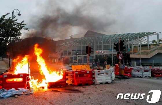 1일 홍콩 지하철역 인근에서 시위대가 던진 가솔린 폭탄에 바리케이드가 불타고 있다. © 로이터=뉴스1