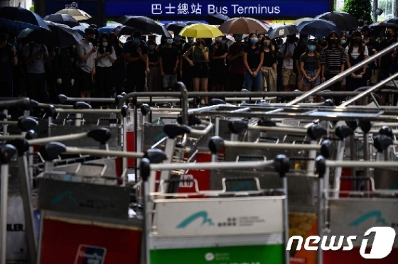 1dlf 홍콩 공항 제1터미널 앞에 모여 카트로 바리케이드를 쌓은 시위대. © AFP=뉴스1