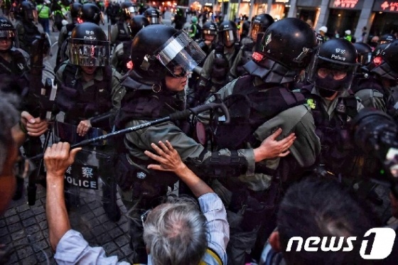 1일 홍콩 지하철역 인근에서 경찰과 충돌하는 홍콩 시위대. © AFP=뉴스1