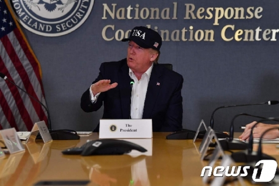 미 연방재난관리청(FEMA)에서 회의 중인 도널드 트럼프 대통령 © AFP=뉴스1