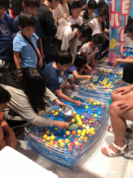 1일 서울 코엑스에서 열린 '한일축제한마당 '에서 어린이들이 일본 축제놀이를 체험하고 있다. / 사진=남수현 인턴기자
