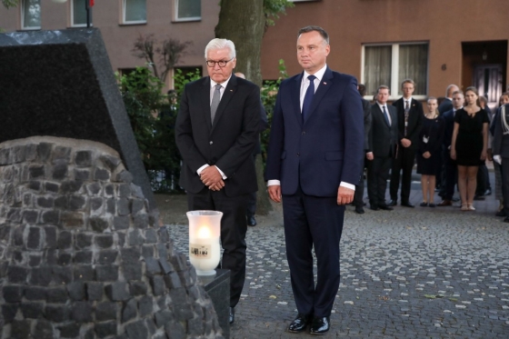 프랑크발터 슈타인마이어 독일 대통령(왼쪽)이 1일(현지시간) 폴란드 비엘룬에서 열린 제2차 세계대전 발발 80주년 기념식에 참석해 안제이 두다 폴란드 대통령과 함께 기념비에 초를 붙이고 있다. /사진=AFP