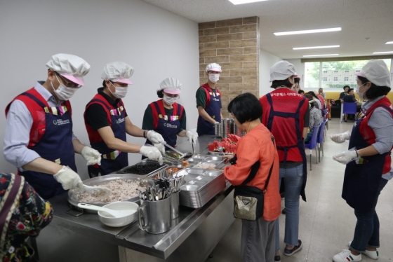 실리콘웍스 임직원들이 지난달 20일 대전역 인근 천사무료급식소에서 무료급식봉사를 하고 있다. /사진제공=실리콘웍스