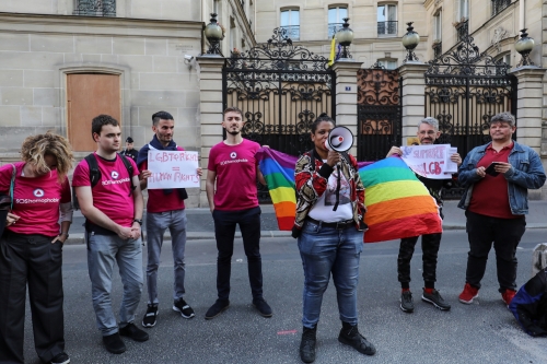 동성애 인권 활동가들이 "동성애를 허하라"며 프랑스 파리 앞의 브루나이 대사관에서 시위하고 있다. 2019.04.18 /사진=AFP