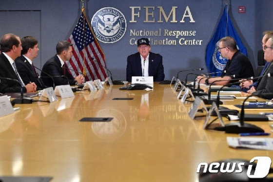연방재난관리청(FEMA) 브리핑을 받고 있는 도널드 트럼프 미국 대통령. © AFP=뉴스1