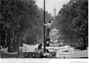 브뤼노 바르베, '리퍼블리크'에서 '당페르-로슈로'로 향하는 학생과 노동자로 구성된 시위대, 파리, 프랑스, 1968 ⓒ Bruno Barbey/Magnum Photos