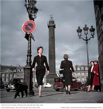 로버트 카파, '뉴룩' 스타일 롱 스커트를 입고 있는 디올 모델, 파리, 프랑스, 1948ⓒ Robert Capa ⓒ International Center of Photography/Magnum Photos